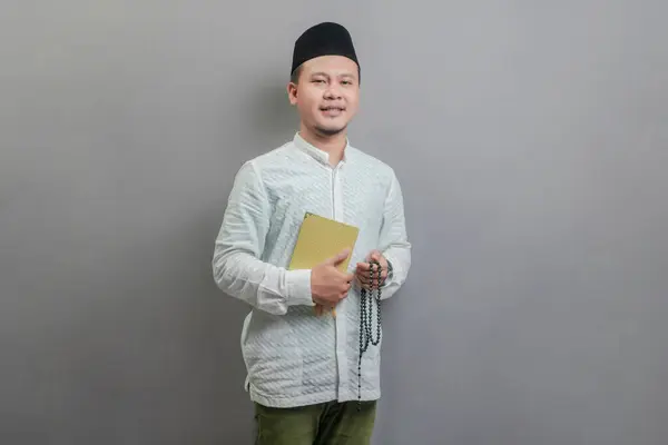 Homem Muçulmano Asiático Vestindo Uma Camisa Koko Peci Com Tons — Fotografia de Stock