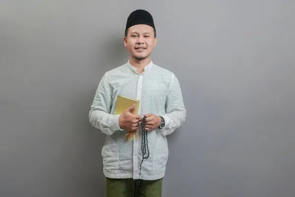 Asyalı Müslüman Bir Adam Oruç Ayının Gölgesinde Koko Gömleği Peki — Stok fotoğraf