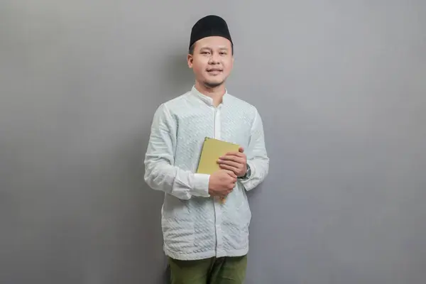 Hombre Musulmán Asiático Usando Una Camisa Koko Peci Con Tonos —  Fotos de Stock