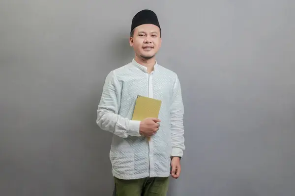 Asyalı Müslüman Bir Adam Oruç Ayının Gölgesinde Koko Gömleği Peki — Stok fotoğraf