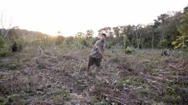 Ormansız bir ormanda genç bir adam rap şarkısı söylüyor. Küresel ısınma aktivizmi kavramı