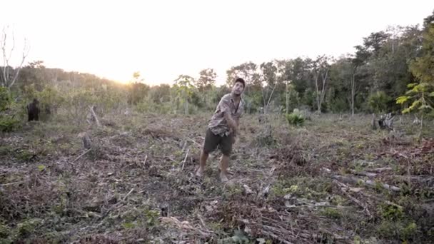 Jovem Está Cantando Uma Canção Rap Uma Área Desmatada Selva — Vídeo de Stock