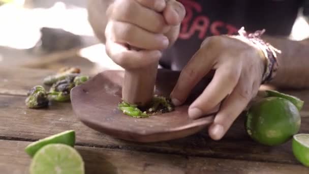 Латиноамериканец Готовит Чиль Лимонный Острый Соус Раствором Концепция Традиционной Мексиканской — стоковое видео