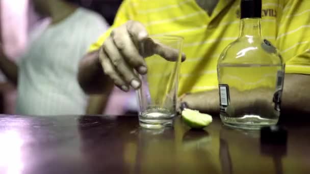 Jovem Hispânico Está Beber Tequila Num Balcão Bar Conceito Alcoolismo — Vídeo de Stock