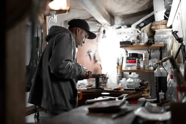 Gioielliere Artigiano Sta Lavorando Nella Sua Bottega Creare Gioiello Concetto — Foto Stock