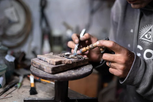Jubiler Rzemieślnik Używa Palnika Stworzenia Metalowego Cylindra Bransoletki Pojęcie Pracy — Zdjęcie stockowe