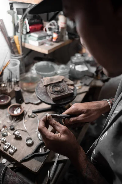 Bir Kuyumcu Bilezik Için Metal Cilalayıcıyı Şekillendirmek Için Kıskaçları Kullanıyor — Stok fotoğraf