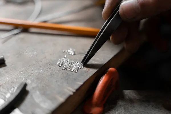 Egy Kézműves Ékszerész Arra Használja Bilincseket Hogy Felszedjen Pár Circont — Stock Fotó