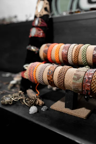 Bir mücevherde renkli deri bilezik koleksiyonu sergileniyor. El işi kavramı