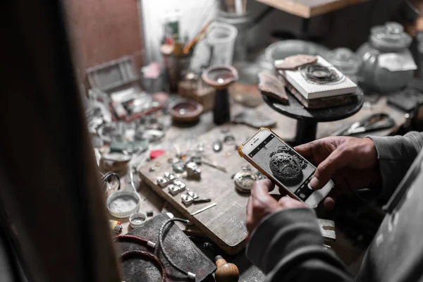 Bir Kuyumcu Cep Telefonuyla Yapımı Bir Cep Saatinin Fotoğrafını Çekiyor — Stok fotoğraf