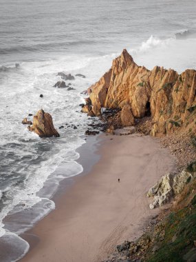 Adraga sahilinin geniş bir manzarası ve bitki örtüsüyle kaplı bir tepe. Seyahat eden doğa kavramı