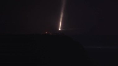 Sisli bir gecede bir deniz feneri üç ışık huzmesi gönderiyor. Güvenlik seyrüsefer kavramı