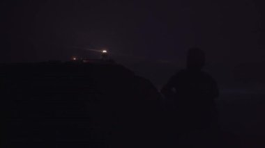 Karanlıkta ışık huzmesini izleyen genç bir adamın silueti. Güvenlik seyrüsefer kavramı