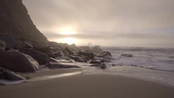 Blick Auf Eine Meereslandschaft Mit Wellen Die Während Des Sonnenuntergangs — Stockvideo