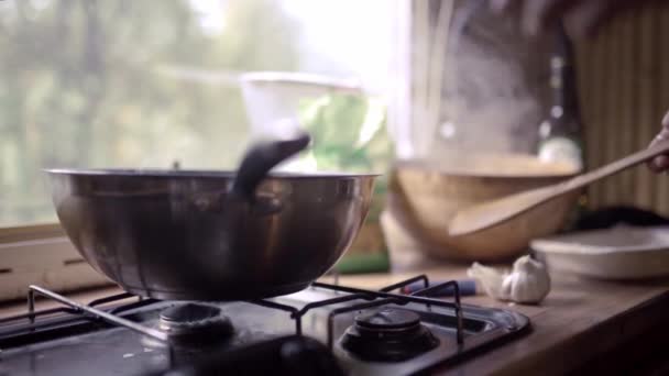 Een Jonge Vrouw Kookt Een Gasfornuis Tijdens Een Busje Road — Stockvideo