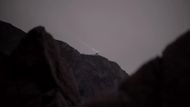 一座灯塔正在向雾中投射一道光束 安全航行的概念 — 图库视频影像