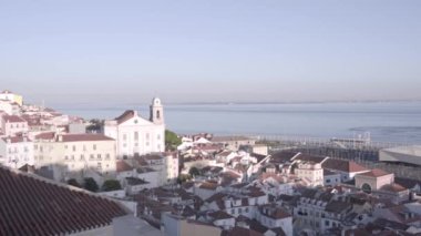 Santa Lucia 'dan Lizbon' un eski şehri Alfama 'da gözcülük yapıyor. Portekiz turizmi kavramı
