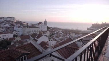 Santa Lucia 'dan Lizbon' un eski şehri Alfama 'da gözcülük yapıyor. Portekiz turizmi kavramı