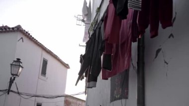 Lizbon 'un eski şehrinde bir balkonda asılı giysiler. Ev ödevi rutinleri kavramı