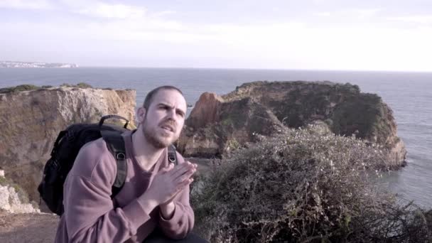 Młody Człowiek Filmuje Siebie Mówiącego Joao Arens Coast Algarve Portugalii — Wideo stockowe