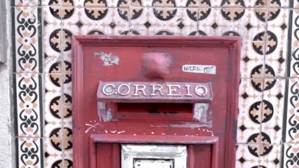 在葡萄牙里斯本的一个瓷砖立面上 一个传统的红色信箱被放大了 传统建筑的概念 — 图库视频影像