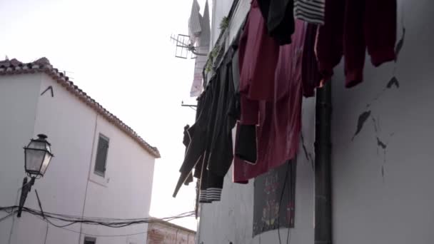 Κάποιοι Κρέμασαν Ρούχα Ένα Μπαλκόνι Στην Παλιά Πόλη Της Λισαβόνας — Αρχείο Βίντεο