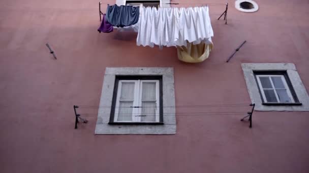 在里斯本老城区 一些人把衣服挂在红色立面的阳台上 家庭任务例程的概念 — 图库视频影像