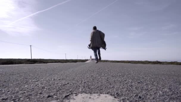 Panço Giyen Genç Bir Adam Yolun Ortasında Koşuyor Seyahat Ederken — Stok video
