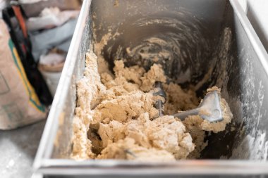 Yoğurma makinesi Meksika 'da tortilla hazırlamak için mısır hamurunu karıştırıyor. Geleneksel tortilla hazırlığı kavramı