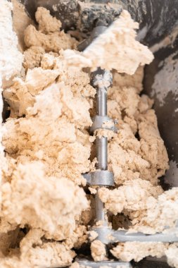 Yoğurma makinesi Meksika 'da tortilla hazırlamak için mısır hamurunu karıştırıyor. Geleneksel tortilla hazırlığı kavramı