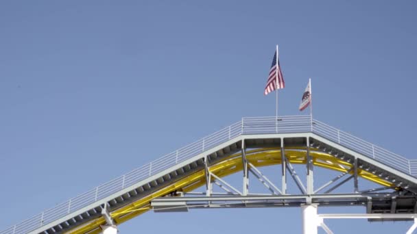 Drapeaux Américains Californiens Sur Les Montagnes Russes Santa Monica Pier — Video