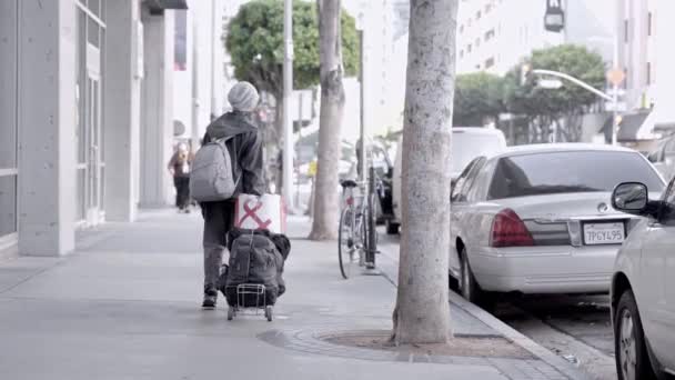 在洛杉矶市中心 一个无家可归的成年人正开着他的推车走着 洛杉矶城市生活的概念 — 图库视频影像