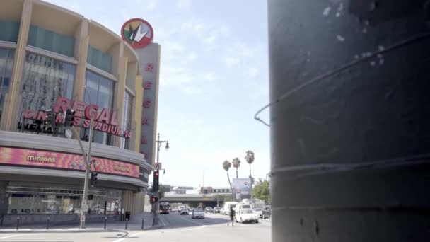 位于洛杉矶的雷加尔电影院14号前门的景观 洛杉矶城市生活的概念 — 图库视频影像