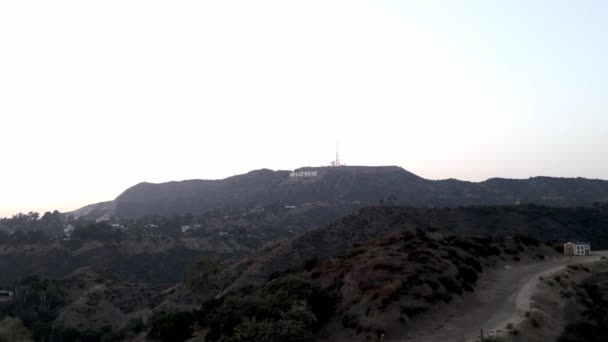 Une Vue Panoramique Aérienne Drone Volant Vers Les Collines Panneau — Video