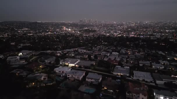 カリフォルニア州の夜にロサンゼルス上空を飛行する空中ドローンの眺め ロサンゼルスの人気スポットのコンセプト — ストック動画