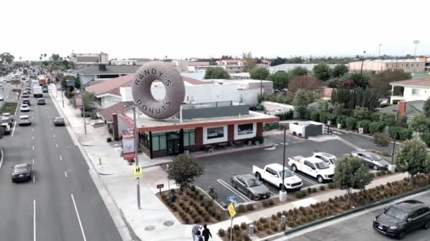 Drone Aérien Tournant Autour Café Randys Donuts Los Angeles Californie — Video