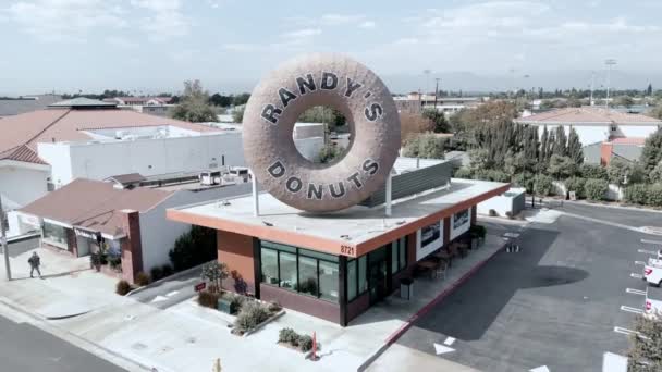 Drone Aérien Tournant Autour Café Randys Donuts Los Angeles Californie — Video