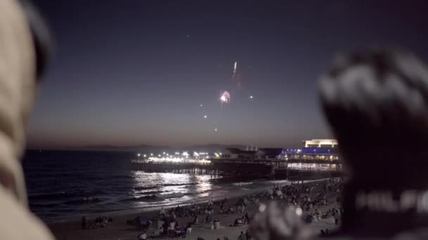 Twee Jonge Mannen Kijken Naar Het Vuurwerk Juli Venice Beach — Stockvideo