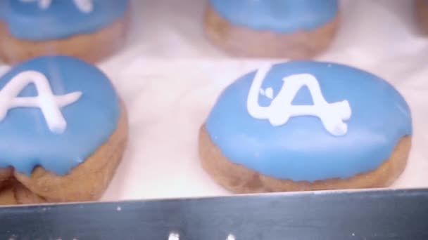 蓝色糖甜甜圈顶部有白色La字母 靠近点洛杉矶当地食物的概念 — 图库视频影像