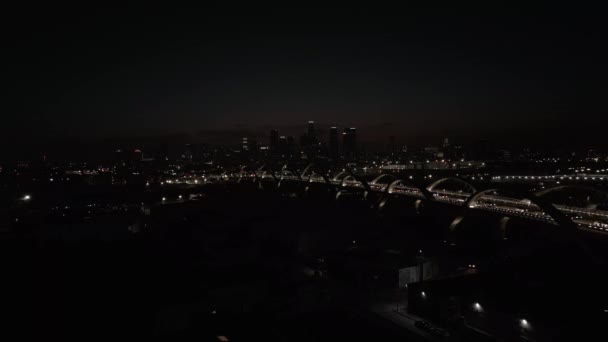 夜间空中无人驾驶飞机俯瞰着通往洛杉矶商业区的第六街大桥 洛杉矶流行景点的概念 — 图库视频影像