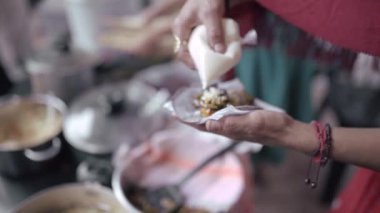 Genç bir kadın Jamaika, fasulye, pirinç ve mısırlı iki mavi tortilla taco servis ediyor. Geleneksel Meksika yemeği kavramı