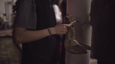 Meksikalı bir erkek müzisyen bir Dunkey 'in çenesiyle quijada çalıyor. Meksika 'da geleneksel halk müziği kavramı