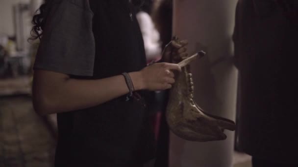 Мужчина Мексиканский Музыкант Играет Киджаду Сделанную Челюстью Олуха Концепция Традиционной — стоковое видео