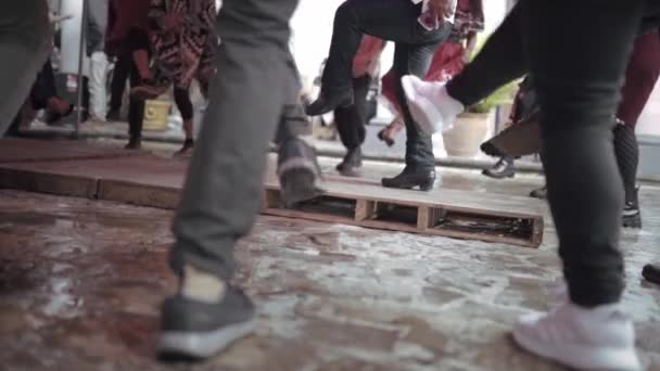 Μια Ομάδα Μεξικανών Χορευτών Εξασκούνται Στο Ζαπατιντο Χορό Μια Τάξη — Αρχείο Βίντεο