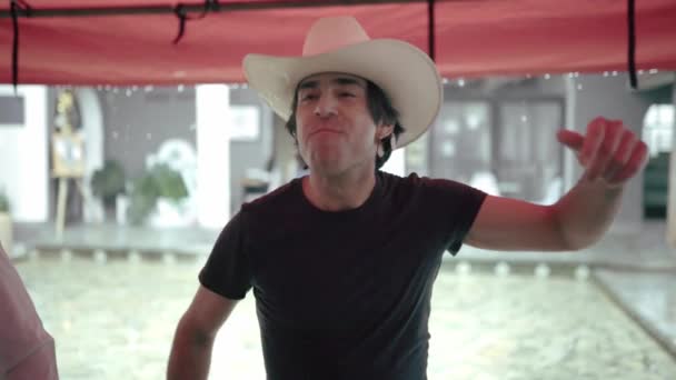 멕시코 남자가 모자를 댄스를 연습하면서 행복하게 있습니다 멕시코의 — 비디오