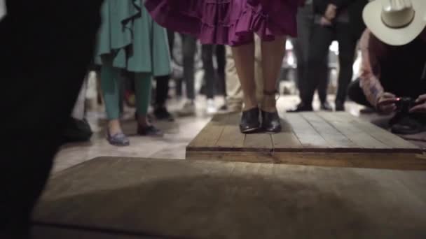 Пара Традиционных Танцоров Степа Танцуют Мексиканской Народной Сессии Концепция Традиционной — стоковое видео