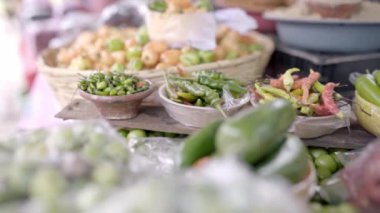 Meksika 'daki bir markette farklı çeşitte chiles sergileniyor. Geleneksel Meksika pazarı kavramı
