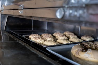 Ceviz soslu hamur kremalı çöreklerle dolu bir tepsi fırının içinde pişiriliyor. Geleneksel Meksika tatlı ekmek sanatı kavramı