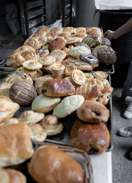 许多不同类型的墨西哥传统手工制作的甜面包放置了一个背景 — 图库照片