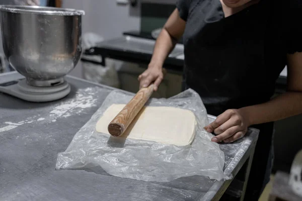 Młody Latynoski Piekarz Ugniata Masło Wałkiem Przygotowania Ciasta Rogalikowego Przygotowania — Zdjęcie stockowe